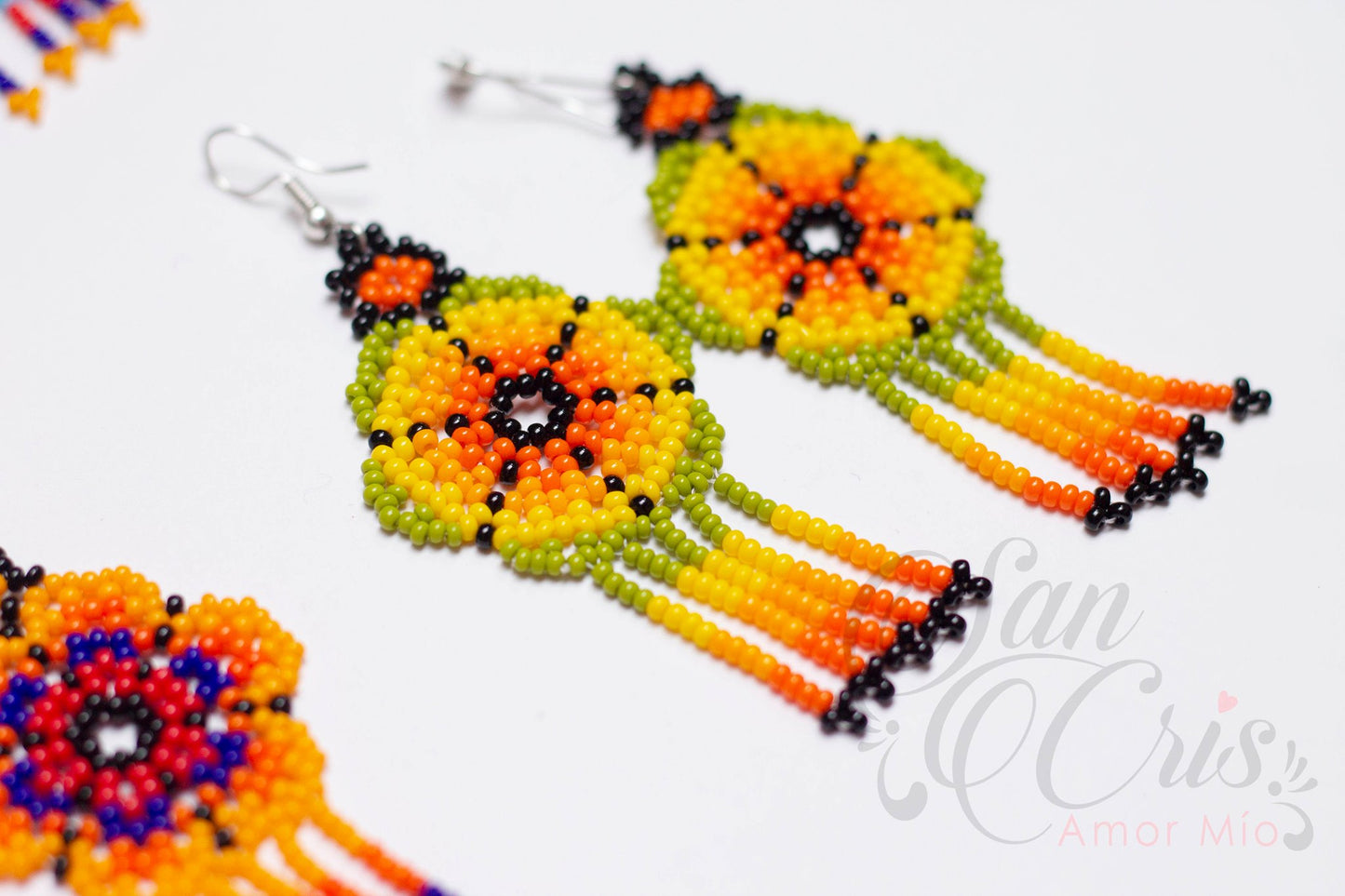 Docena de Aretes Flor Chaquiras Mediano / Hechos a Mano