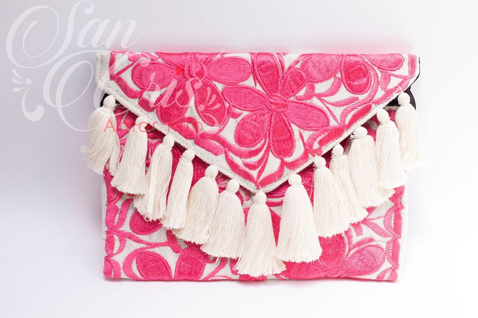 Bolsa tipo Clutch / Sobre con Pompones / Bordado a Máquina.