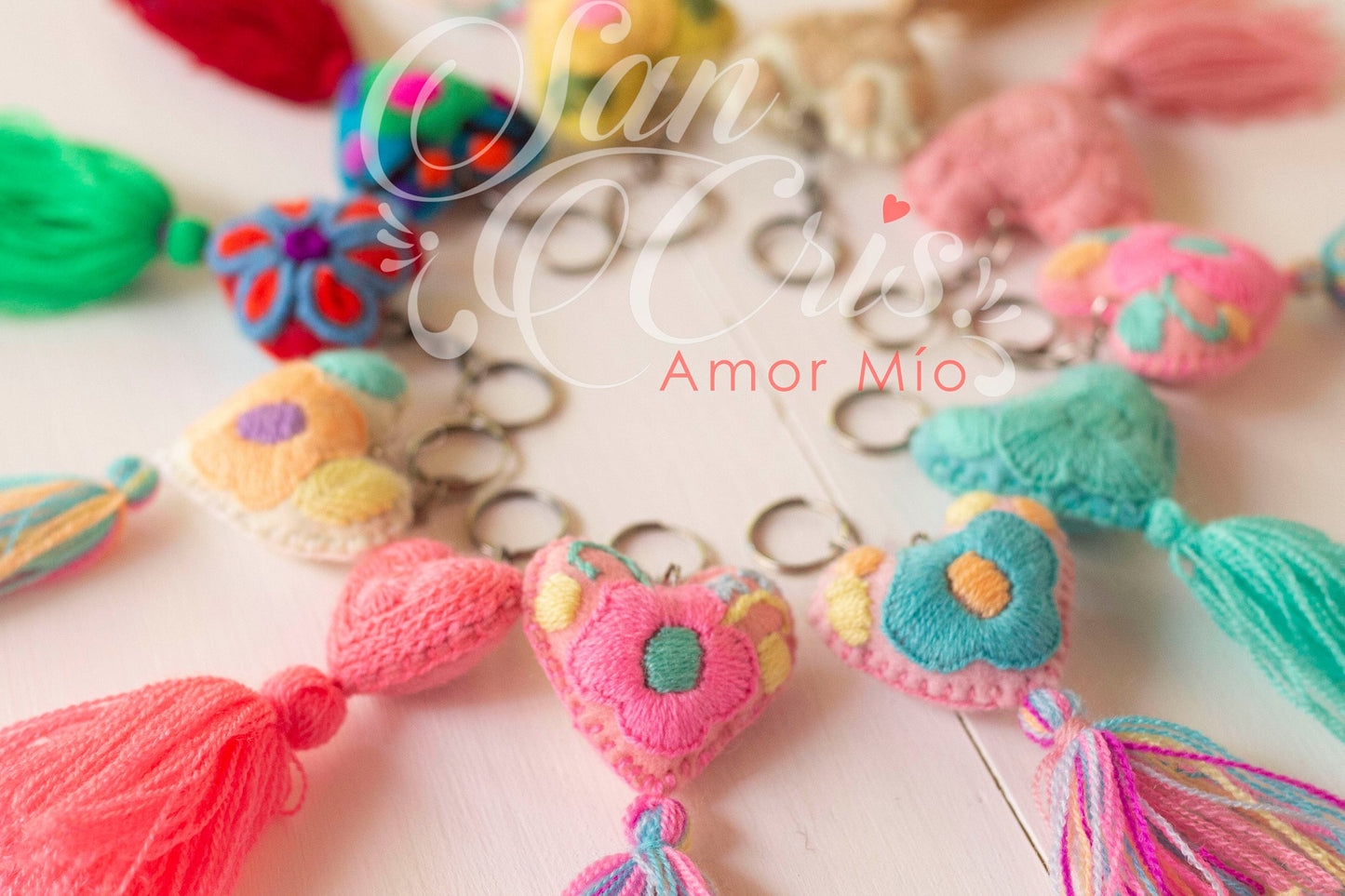 Docena Llaveros Corazoncitos pequeños flecos / Bordados a Mano