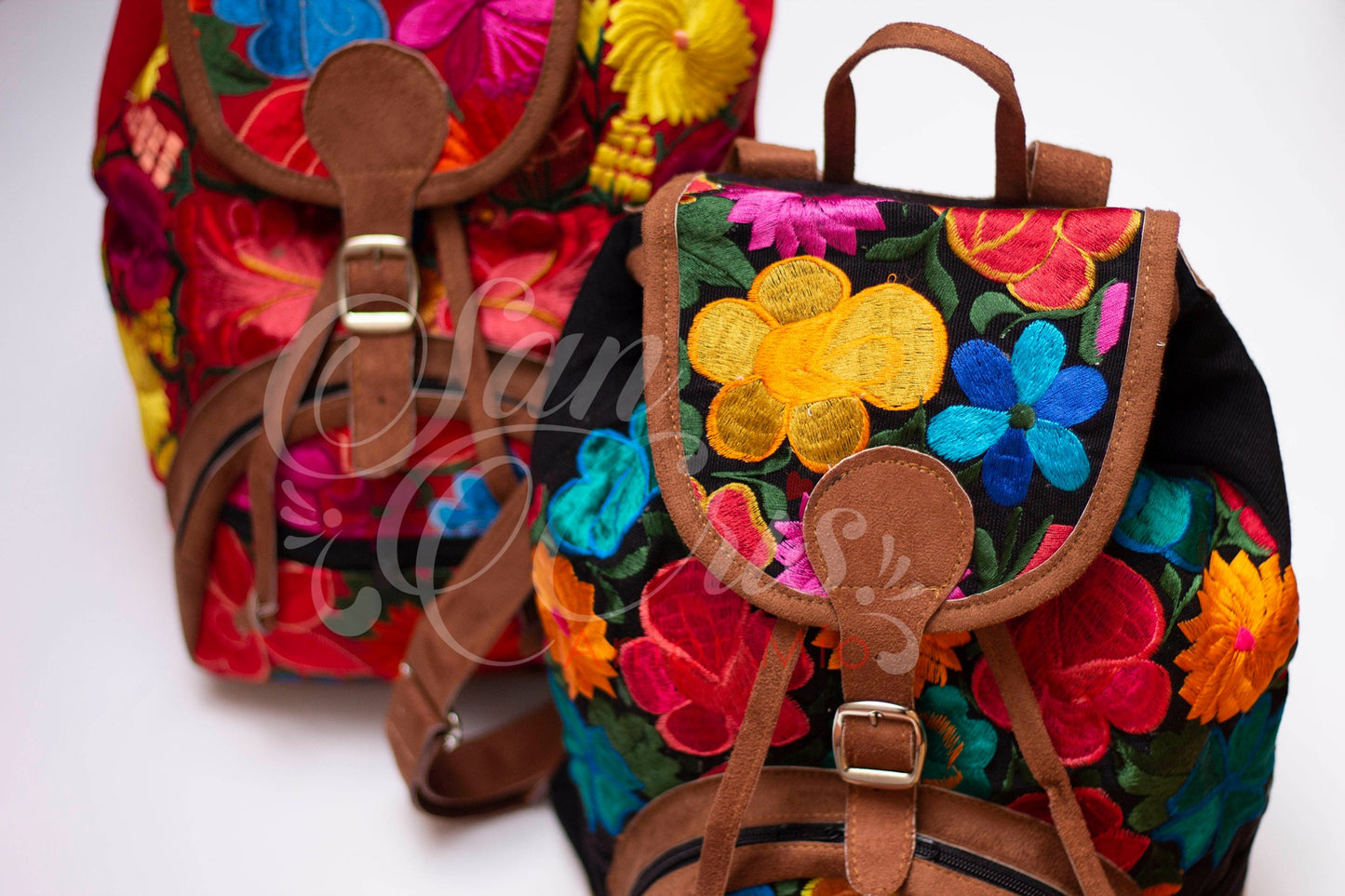 Mochila de Gamuza / Bordado Floral sobre Telar a Máquina