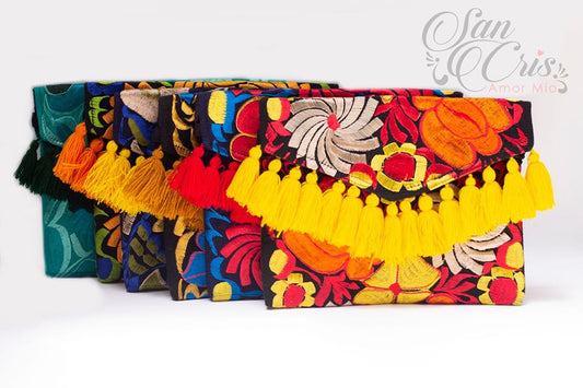 Bolsa tipo Clutch / Sobre con Pompones / Bordado a Máquina.